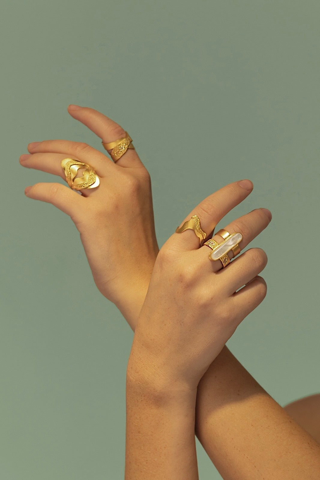 Crossed dotted ring