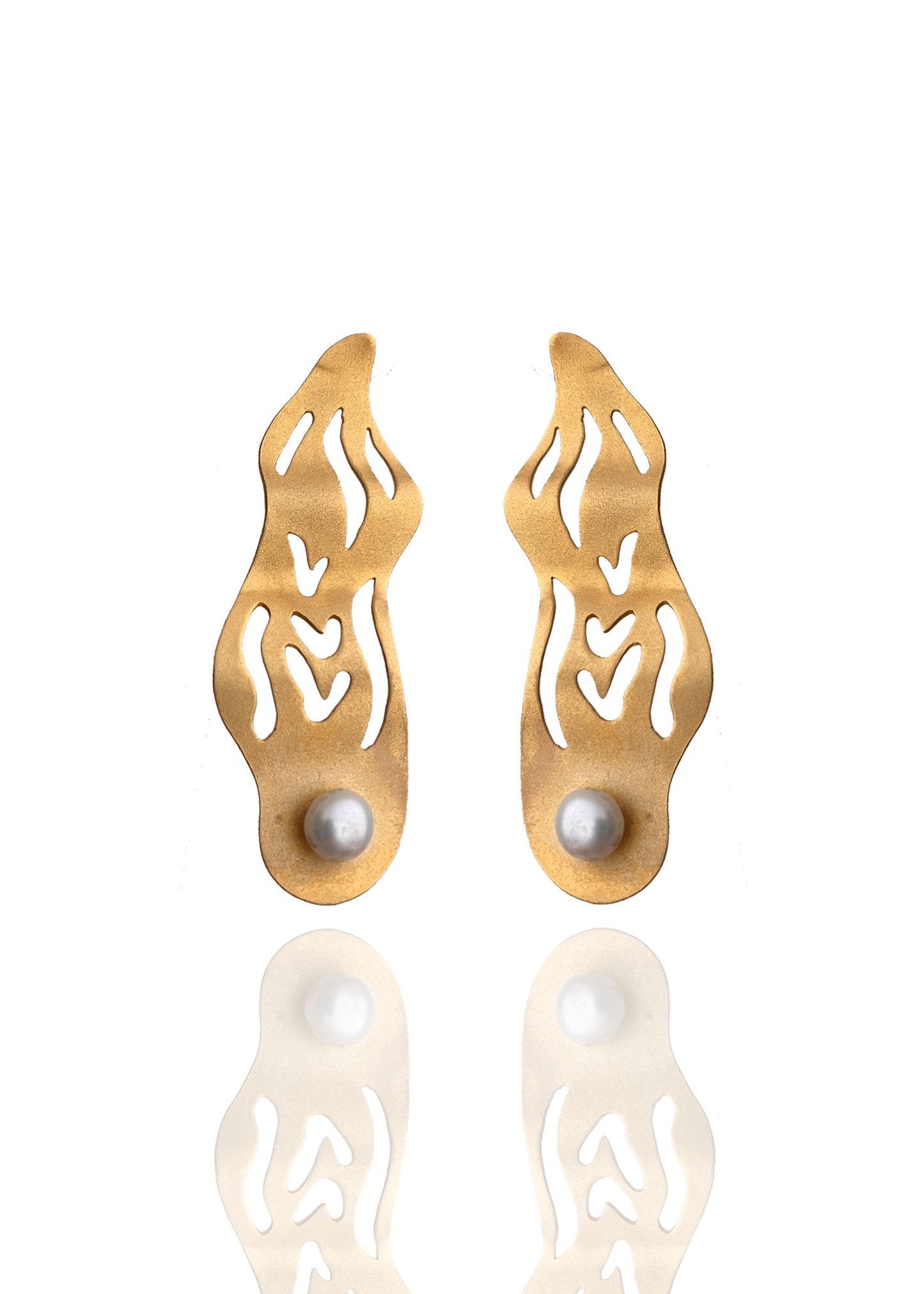Golden pearly wave earrings