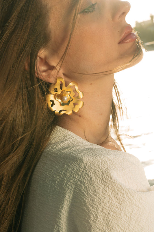 Flower earrings with pearl