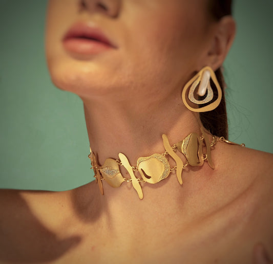 Golden dotted chocker