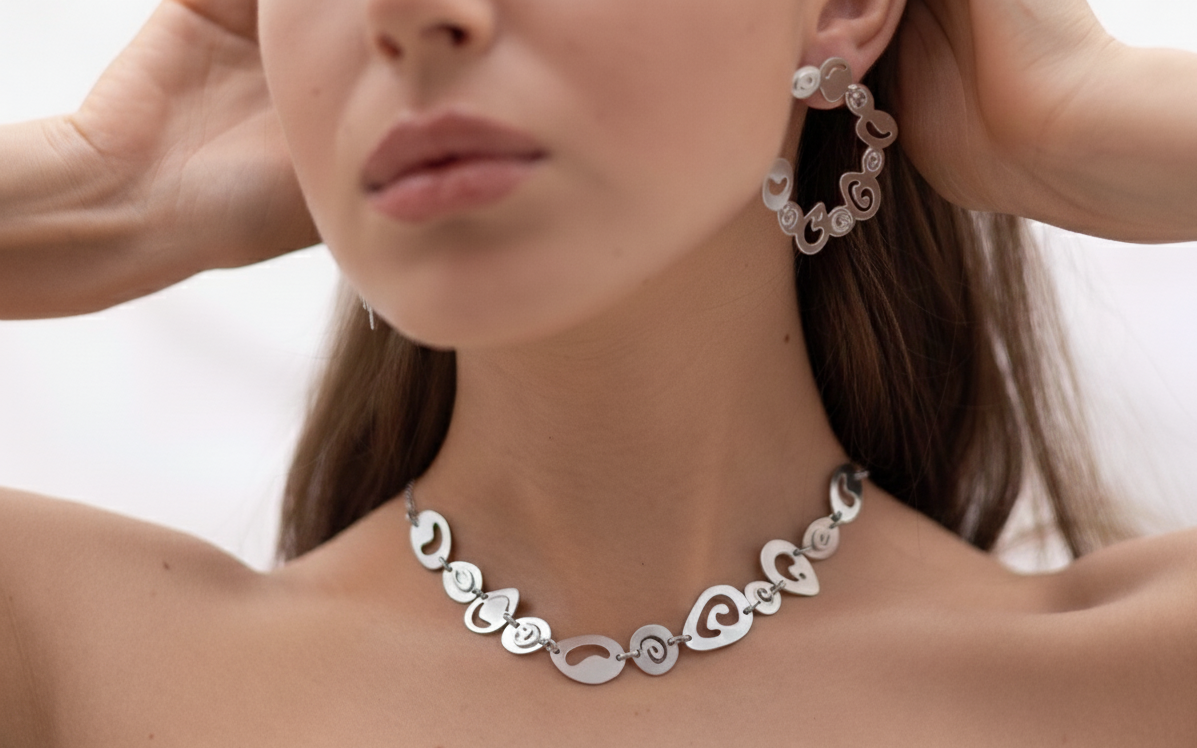 Greek chocker