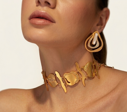 Golden dotted chocker