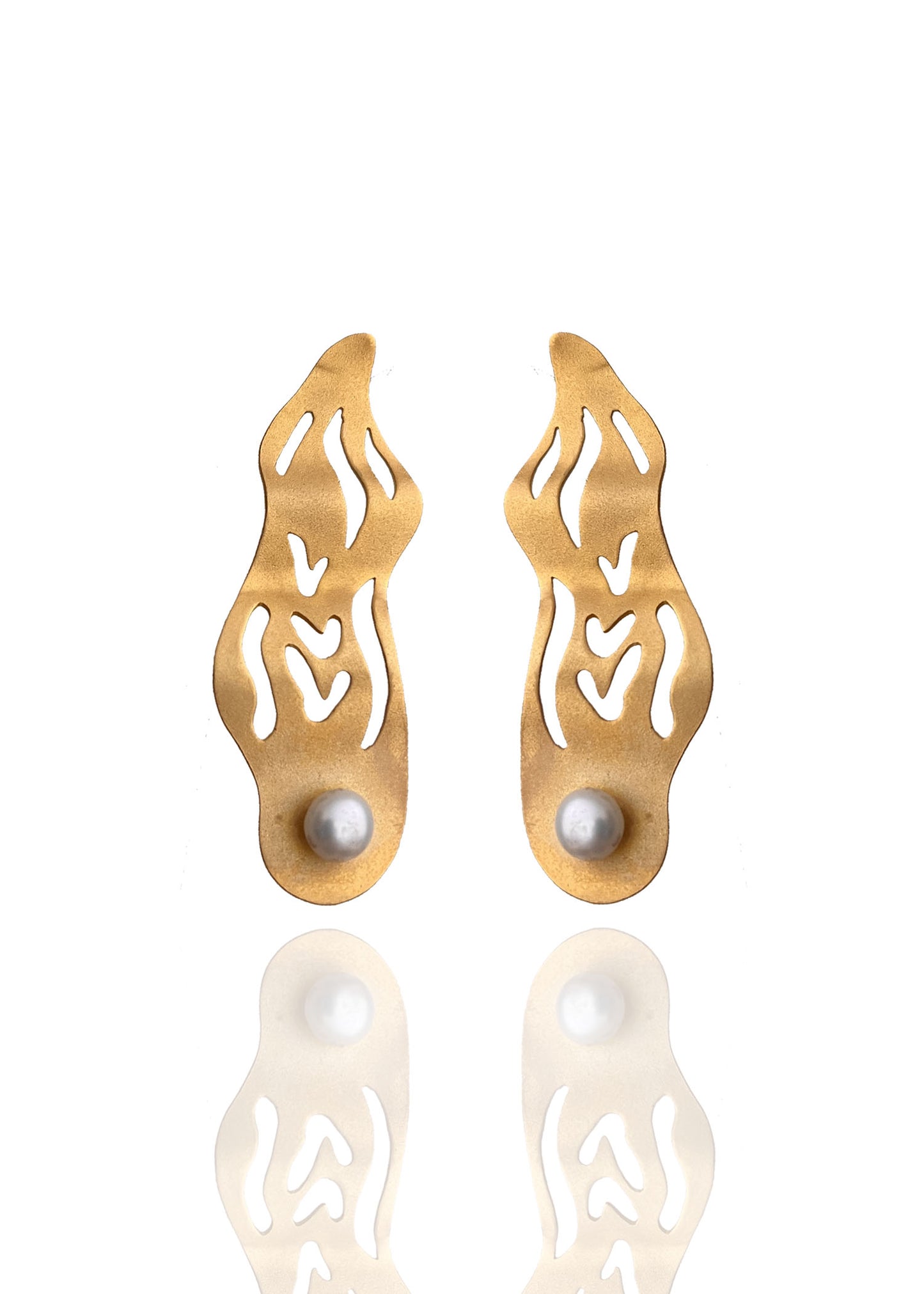 Golden pearly wave earrings