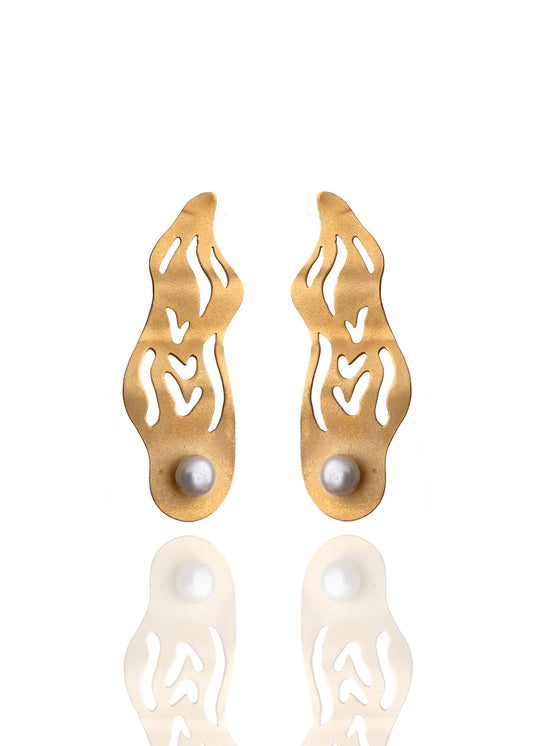 Golden pearly wave earrings
